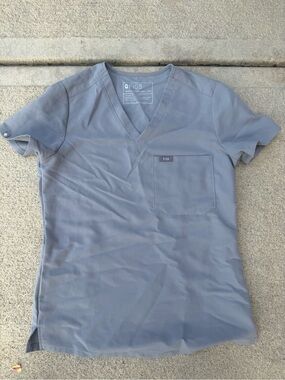 FIGS V-Neck Scrub Top in Slate Gray xxs